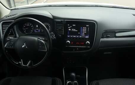 Mitsubishi Outlander III рестайлинг 3, 2022 год, 2 699 000 рублей, 7 фотография