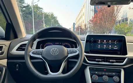 Volkswagen T-Roc I, 2023 год, 1 700 000 рублей, 8 фотография