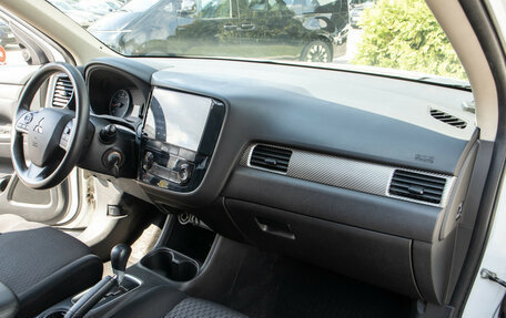 Mitsubishi Outlander III рестайлинг 3, 2013 год, 1 048 000 рублей, 8 фотография