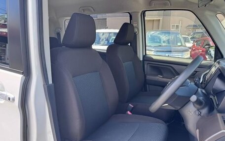 Toyota Roomy I, 2023 год, 690 000 рублей, 10 фотография