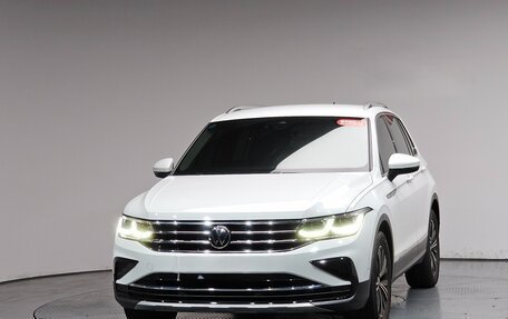 Volkswagen Tiguan II, 2021 год, 2 950 000 рублей, 1 фотография