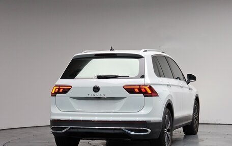 Volkswagen Tiguan II, 2021 год, 2 950 000 рублей, 3 фотография