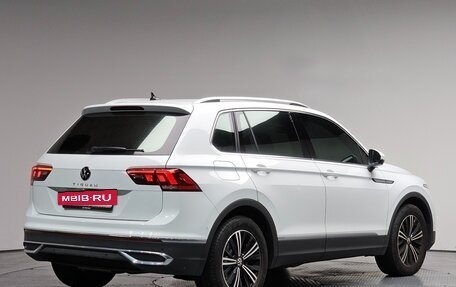 Volkswagen Tiguan II, 2021 год, 2 950 000 рублей, 2 фотография