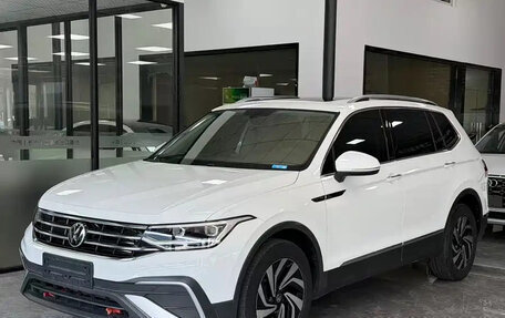 Volkswagen Tiguan II, 2023 год, 2 750 000 рублей, 1 фотография