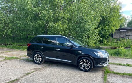 Mitsubishi Outlander III рестайлинг 3, 2015 год, 1 780 000 рублей, 2 фотография