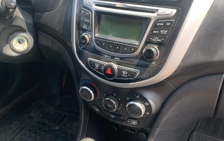 Hyundai Solaris II рестайлинг, 2011 год, 650 000 рублей, 11 фотография