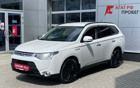 Mitsubishi Outlander III рестайлинг 3, 2014 год, 1 380 000 рублей, 3 фотография