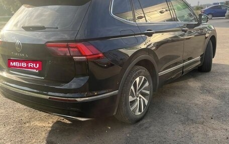 Volkswagen Tiguan II, 2020 год, 2 700 000 рублей, 2 фотография