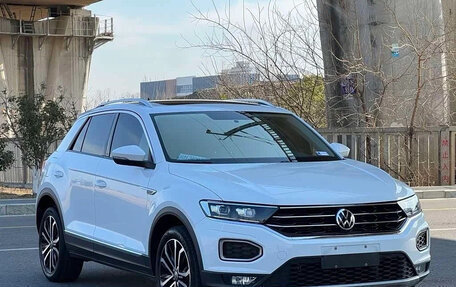 Volkswagen T-Roc I, 2022 год, 1 815 000 рублей, 2 фотография