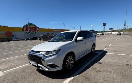 Mitsubishi Outlander III рестайлинг 3, 2022 год, 2 500 000 рублей, 2 фотография
