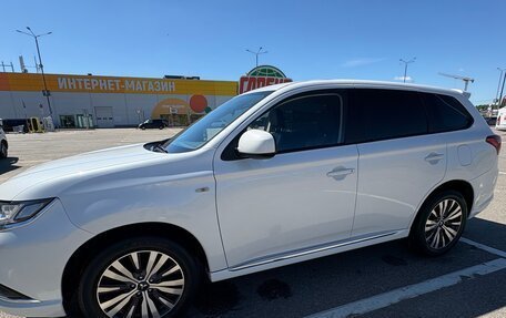 Mitsubishi Outlander III рестайлинг 3, 2022 год, 2 500 000 рублей, 10 фотография