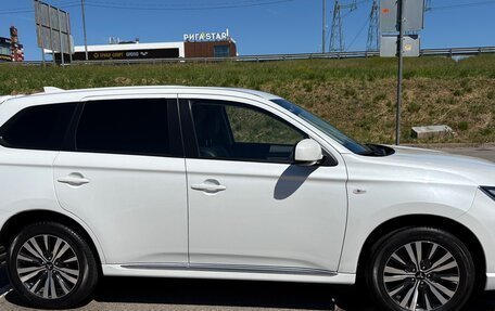 Mitsubishi Outlander III рестайлинг 3, 2022 год, 2 500 000 рублей, 6 фотография