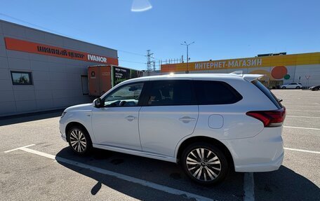 Mitsubishi Outlander III рестайлинг 3, 2022 год, 2 500 000 рублей, 11 фотография
