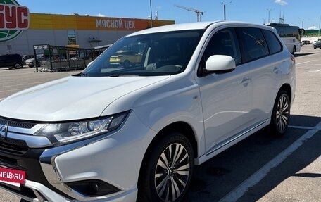 Mitsubishi Outlander III рестайлинг 3, 2022 год, 2 500 000 рублей, 3 фотография