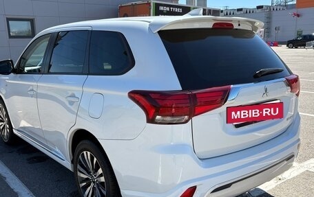 Mitsubishi Outlander III рестайлинг 3, 2022 год, 2 500 000 рублей, 9 фотография