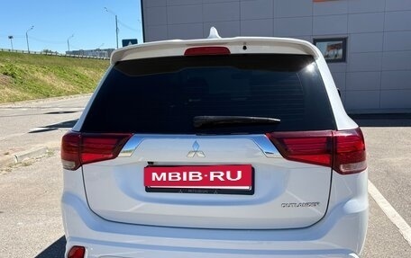 Mitsubishi Outlander III рестайлинг 3, 2022 год, 2 500 000 рублей, 8 фотография