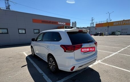 Mitsubishi Outlander III рестайлинг 3, 2022 год, 2 500 000 рублей, 7 фотография