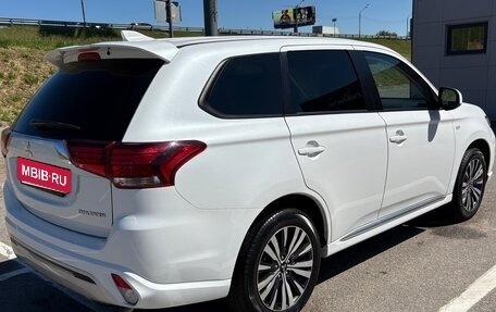 Mitsubishi Outlander III рестайлинг 3, 2022 год, 2 500 000 рублей, 4 фотография