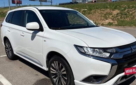 Mitsubishi Outlander III рестайлинг 3, 2022 год, 2 500 000 рублей, 5 фотография