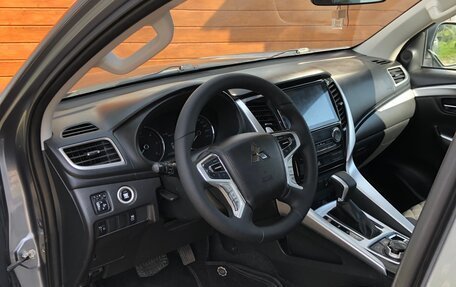 Mitsubishi Pajero Sport III рестайлинг, 2018 год, 1 900 000 рублей, 14 фотография