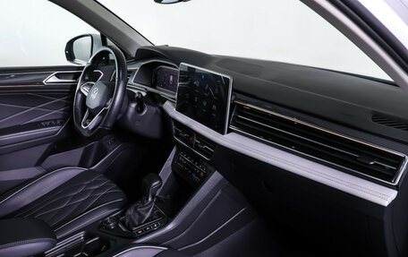 Volkswagen Tiguan II, 2023 год, 3 998 000 рублей, 12 фотография