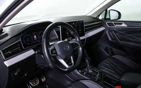 Volkswagen Tiguan II, 2023 год, 3 998 000 рублей, 16 фотография