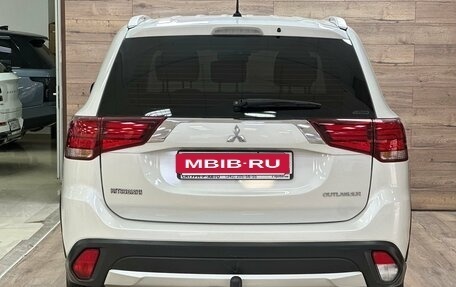 Mitsubishi Outlander III рестайлинг 3, 2015 год, 1 550 000 рублей, 10 фотография