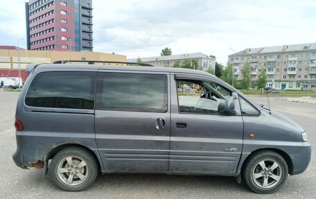 Hyundai H-1 II рестайлинг, 2002 год, 400 000 рублей, 2 фотография