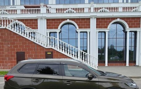 Mitsubishi Outlander III рестайлинг 3, 2019 год, 1 960 000 рублей, 4 фотография