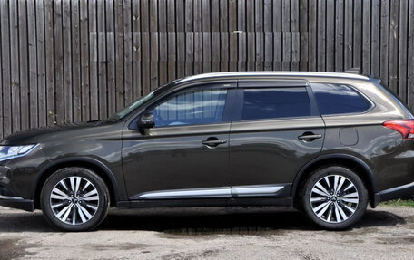 Mitsubishi Outlander III рестайлинг 3, 2019 год, 1 960 000 рублей, 7 фотография
