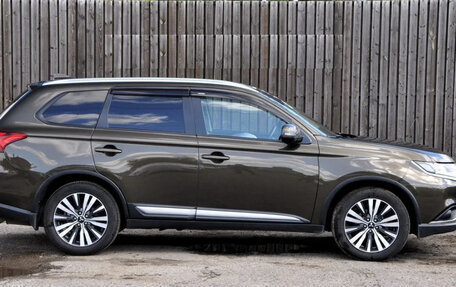 Mitsubishi Outlander III рестайлинг 3, 2019 год, 1 960 000 рублей, 11 фотография