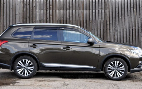 Mitsubishi Outlander III рестайлинг 3, 2019 год, 1 960 000 рублей, 12 фотография