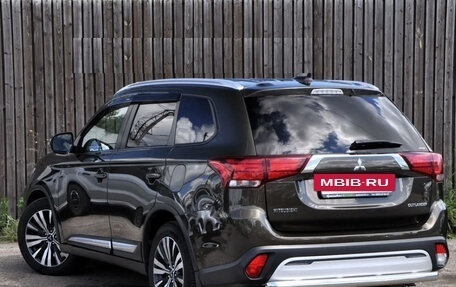 Mitsubishi Outlander III рестайлинг 3, 2019 год, 1 960 000 рублей, 8 фотография