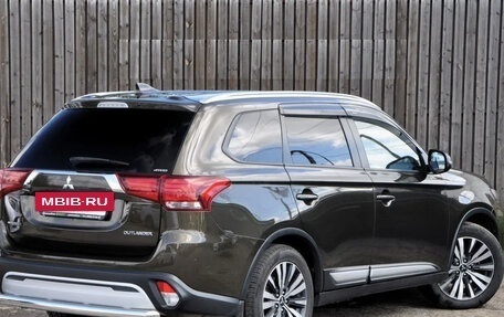 Mitsubishi Outlander III рестайлинг 3, 2019 год, 1 960 000 рублей, 10 фотография