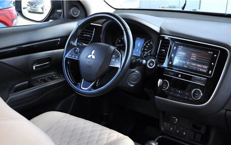 Mitsubishi Outlander III рестайлинг 3, 2019 год, 1 960 000 рублей, 24 фотография
