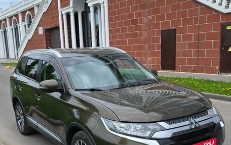 Mitsubishi Outlander III рестайлинг 3, 2019 год, 1 960 000 рублей, 3 фотография