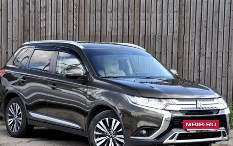 Mitsubishi Outlander III рестайлинг 3, 2019 год, 1 960 000 рублей, 13 фотография