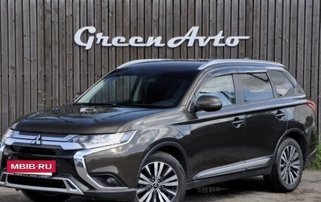 Mitsubishi Outlander III рестайлинг 3, 2019 год, 1 960 000 рублей, 15 фотография