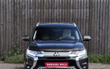 Mitsubishi Outlander III рестайлинг 3, 2019 год, 1 960 000 рублей, 14 фотография