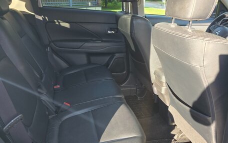 Mitsubishi Outlander III рестайлинг 3, 2014 год, 1 300 000 рублей, 1 фотография