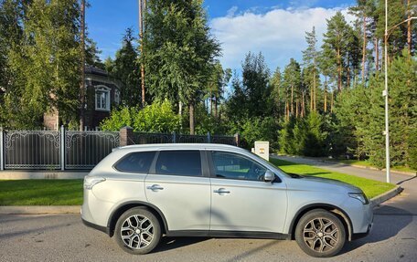 Mitsubishi Outlander III рестайлинг 3, 2014 год, 1 300 000 рублей, 2 фотография