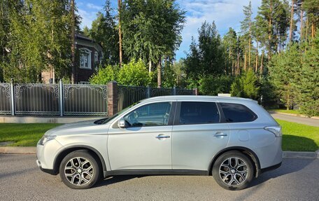 Mitsubishi Outlander III рестайлинг 3, 2014 год, 1 300 000 рублей, 11 фотография