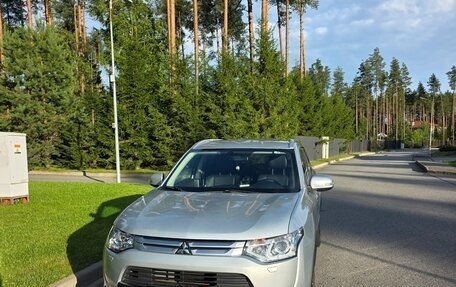 Mitsubishi Outlander III рестайлинг 3, 2014 год, 1 300 000 рублей, 12 фотография