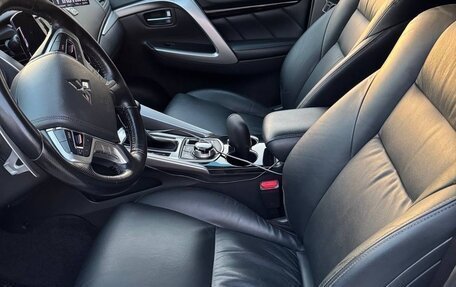 Mitsubishi Pajero Sport III рестайлинг, 2017 год, 3 800 000 рублей, 12 фотография