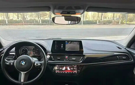 BMW 1 серия, 2023 год, 1 800 000 рублей, 8 фотография