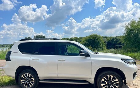 Toyota Land Cruiser Prado 150 рестайлинг 2, 2021 год, 6 400 000 рублей, 2 фотография