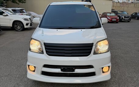 Toyota Noah III, 2004 год, 850 000 рублей, 2 фотография