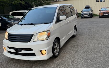 Toyota Noah III, 2004 год, 850 000 рублей, 3 фотография