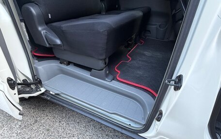 Toyota Noah III, 2004 год, 850 000 рублей, 17 фотография