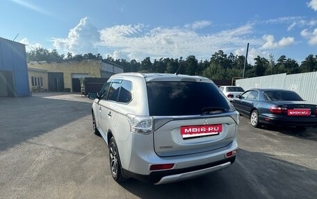 Mitsubishi Outlander III рестайлинг 3, 2014 год, 2 450 000 рублей, 4 фотография